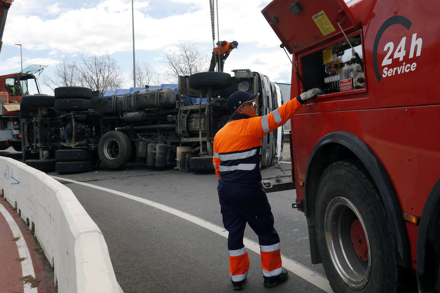 Circulaba en sentido hacia el puerto de Valencia y ha tomado la salida hacia la CV-36, donde se ha producido el accidente