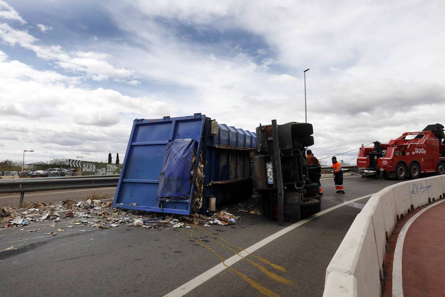 Circulaba en sentido hacia el puerto de Valencia y ha tomado la salida hacia la CV-36, donde se ha producido el accidente