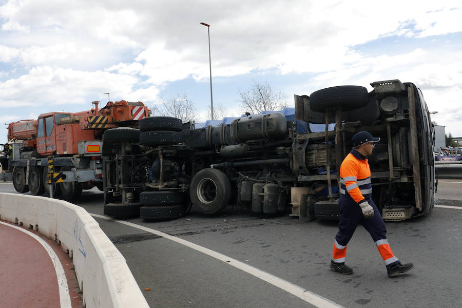 Circulaba en sentido hacia el puerto de Valencia y ha tomado la salida hacia la CV-36, donde se ha producido el accidente