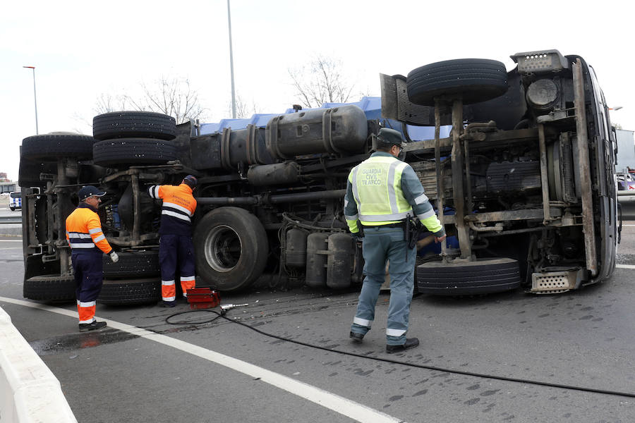 Circulaba en sentido hacia el puerto de Valencia y ha tomado la salida hacia la CV-36, donde se ha producido el accidente