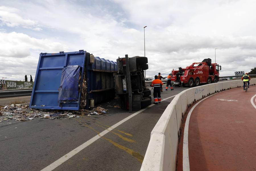 Circulaba en sentido hacia el puerto de Valencia y ha tomado la salida hacia la CV-36, donde se ha producido el accidente