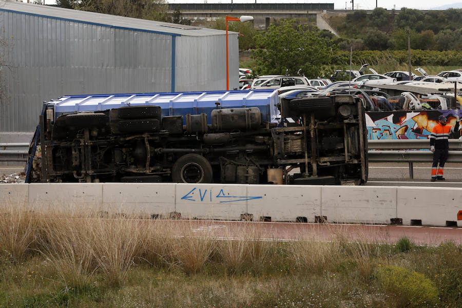 Circulaba en sentido hacia el puerto de Valencia y ha tomado la salida hacia la CV-36, donde se ha producido el accidente