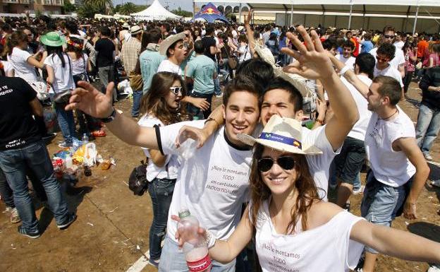 Asistentes al festival de las paellas universitarias en una anterior edición.