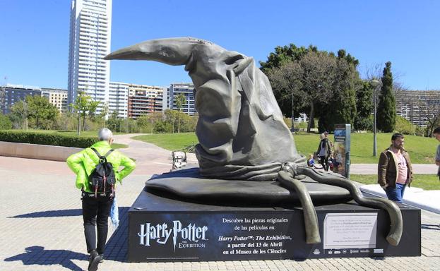 Imagen principal - La locura por Harry Potter continúa: ¿hasta cuándo estarán las esculturas gigantes en Valencia?