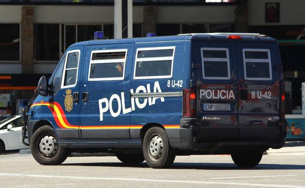 Amenaza con un hacha y un pico a un excompañero de trabajo con su familia dentro de casa en Dénia