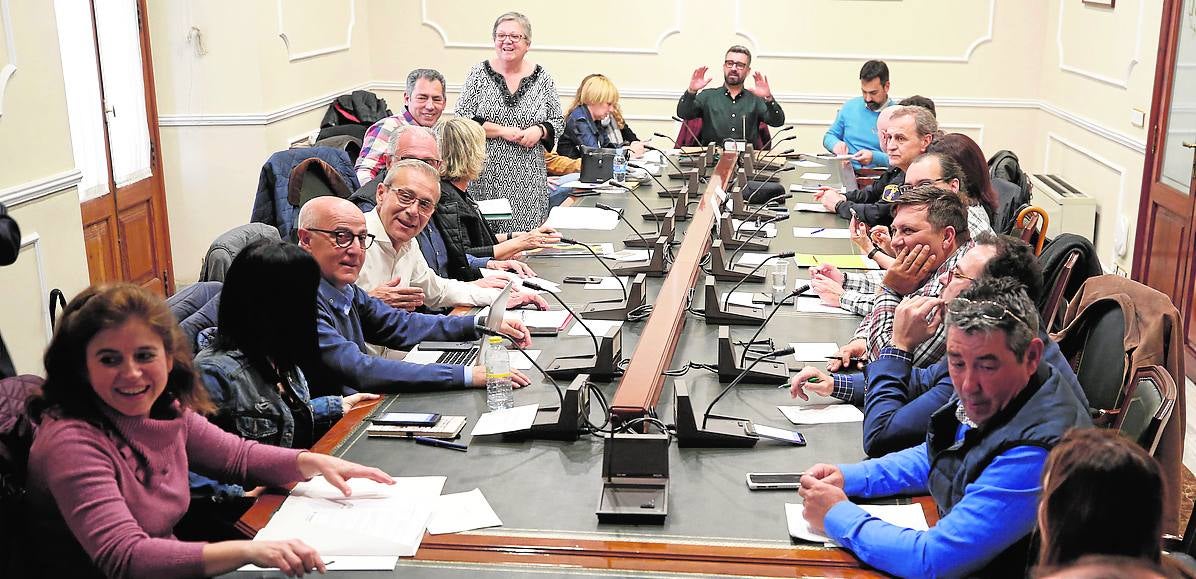 Mesa de diálogo con la presencia de concejales, vecinos, comerciantes, hosteleros y falleros.