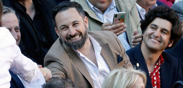 Santiago Abascal, líder de VOX, junto a Morante de la Puebla, en la plaza de toros de Valencia.