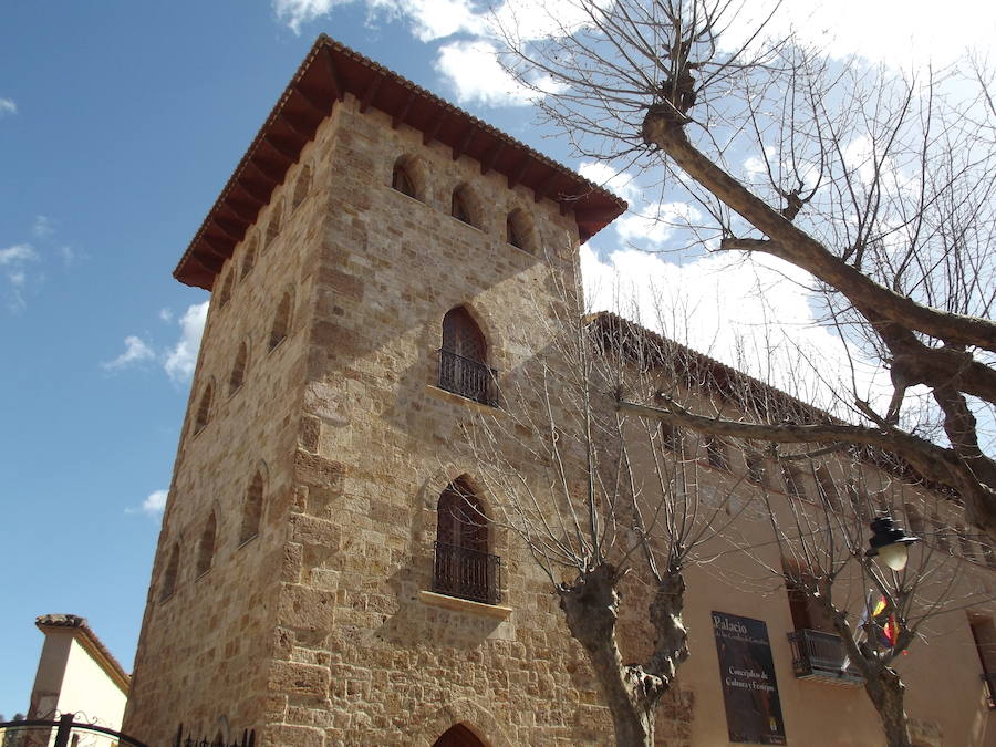 Este singular monumento, catalogado como Bien de Interés Cultural (BIC), ha sido rehabilitado en los últimos años para convertirlo en un Centro de Difusión Patrimonial, en el que se reflejan las distintas etapas históricas del municipio a través de los diversos espacios museísticos dispuestos en las dependencias del Palacio.