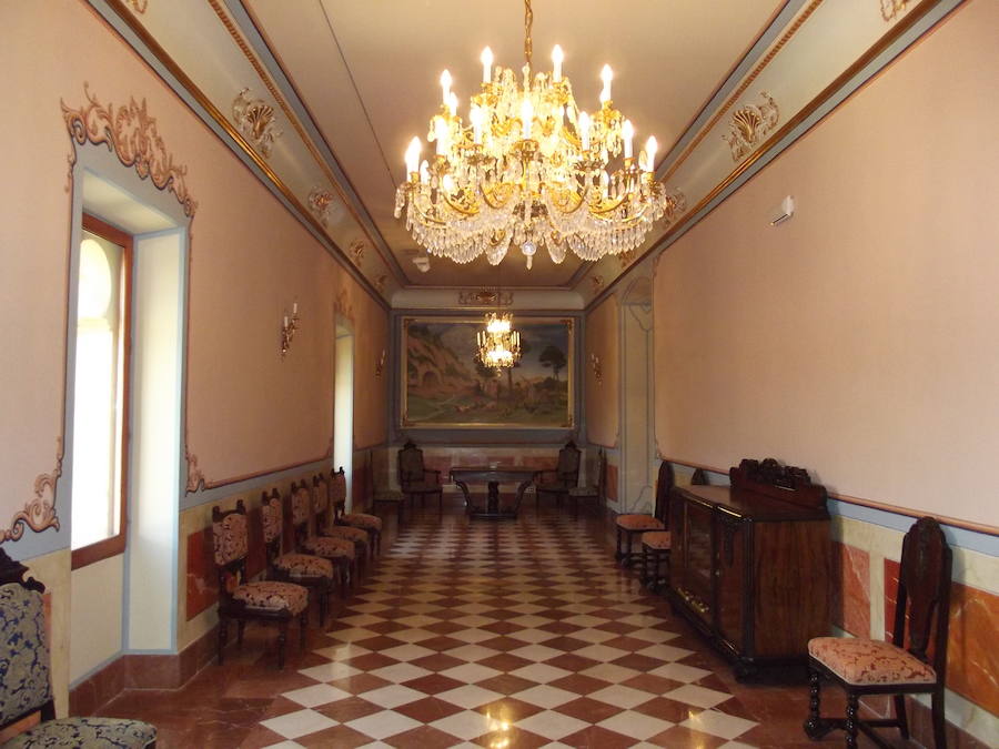 Así, la Sala Borja habla de los acontecimientos históricos de los siglos XV y XVI, cuando la Villa de Anna pasó de ser Baronía a Condado. Y la Sala Cervellón, con una decoración barroca, nos sitúa en los siglos XVII y XVIII. 