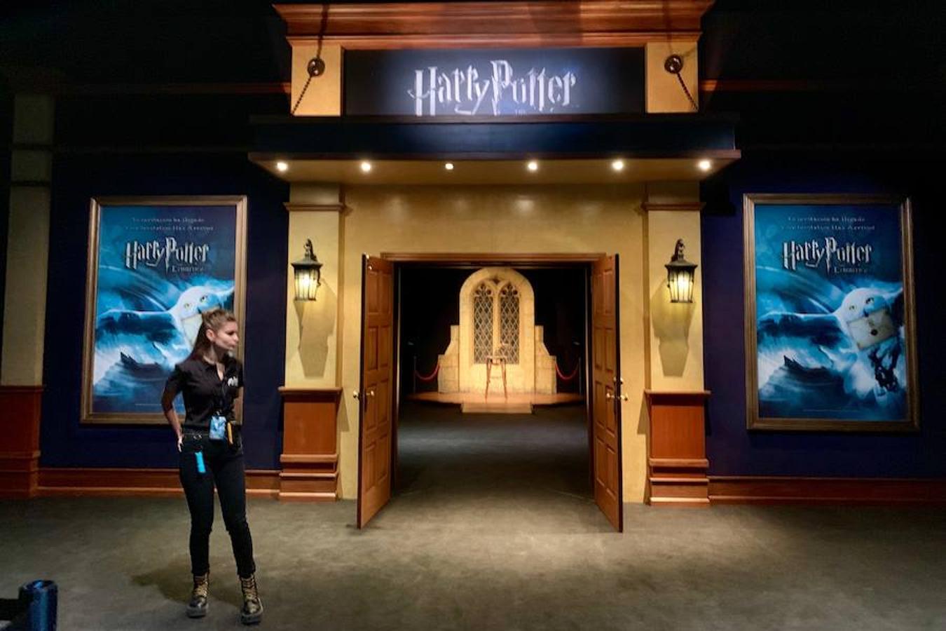 La locura de Harry Potter ya está prácticamente lista para su inauguración. 'Harry Potter: The exhibition' abre sus puertas a los fans del popular mago este sábado. En ella, los asistentes podrán descubrir los escenarios, objetos, personajes y, sobre todo, la magia, que envuelve al mundo creado por la escritora inglesa J. K. Rowling. El universo de Hogwarts estará en el Museo de las Ciencias de Valencia abierto al público hasta el 7 de julio y promete ser todo un éxito.