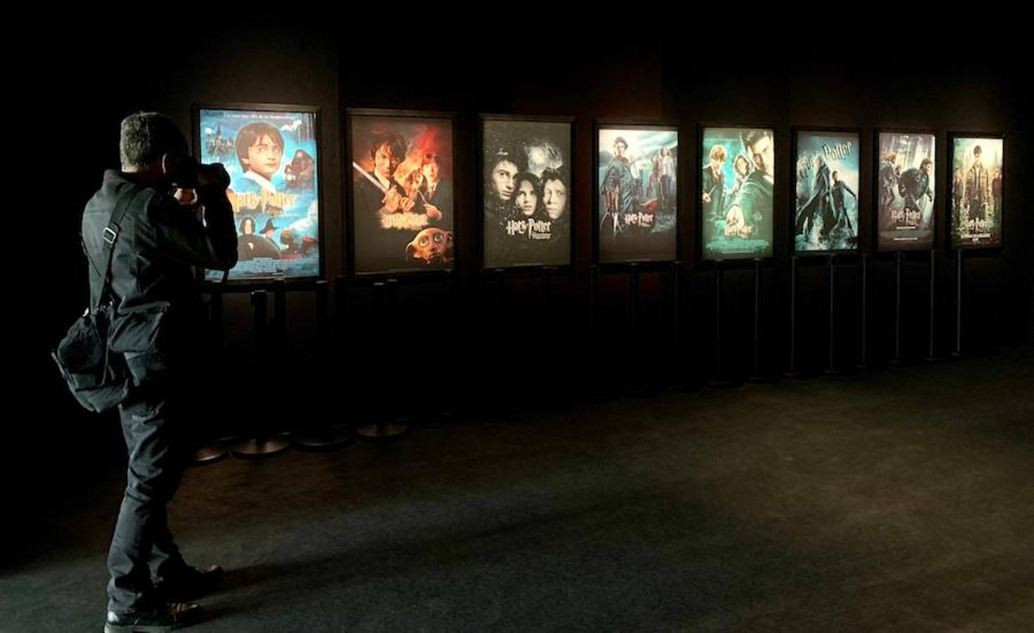 La locura de Harry Potter ya está prácticamente lista para su inauguración. 'Harry Potter: The exhibition' abre sus puertas a los fans del popular mago este sábado. En ella, los asistentes podrán descubrir los escenarios, objetos, personajes y, sobre todo, la magia, que envuelve al mundo creado por la escritora inglesa J. K. Rowling. El universo de Hogwarts estará en el Museo de las Ciencias de Valencia abierto al público hasta el 7 de julio y promete ser todo un éxito.