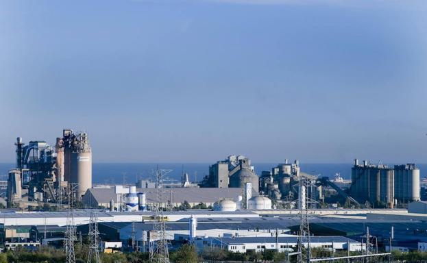 Instalaciones de la cementera de Lafarge Holcim en el Puerto de Sagunto.