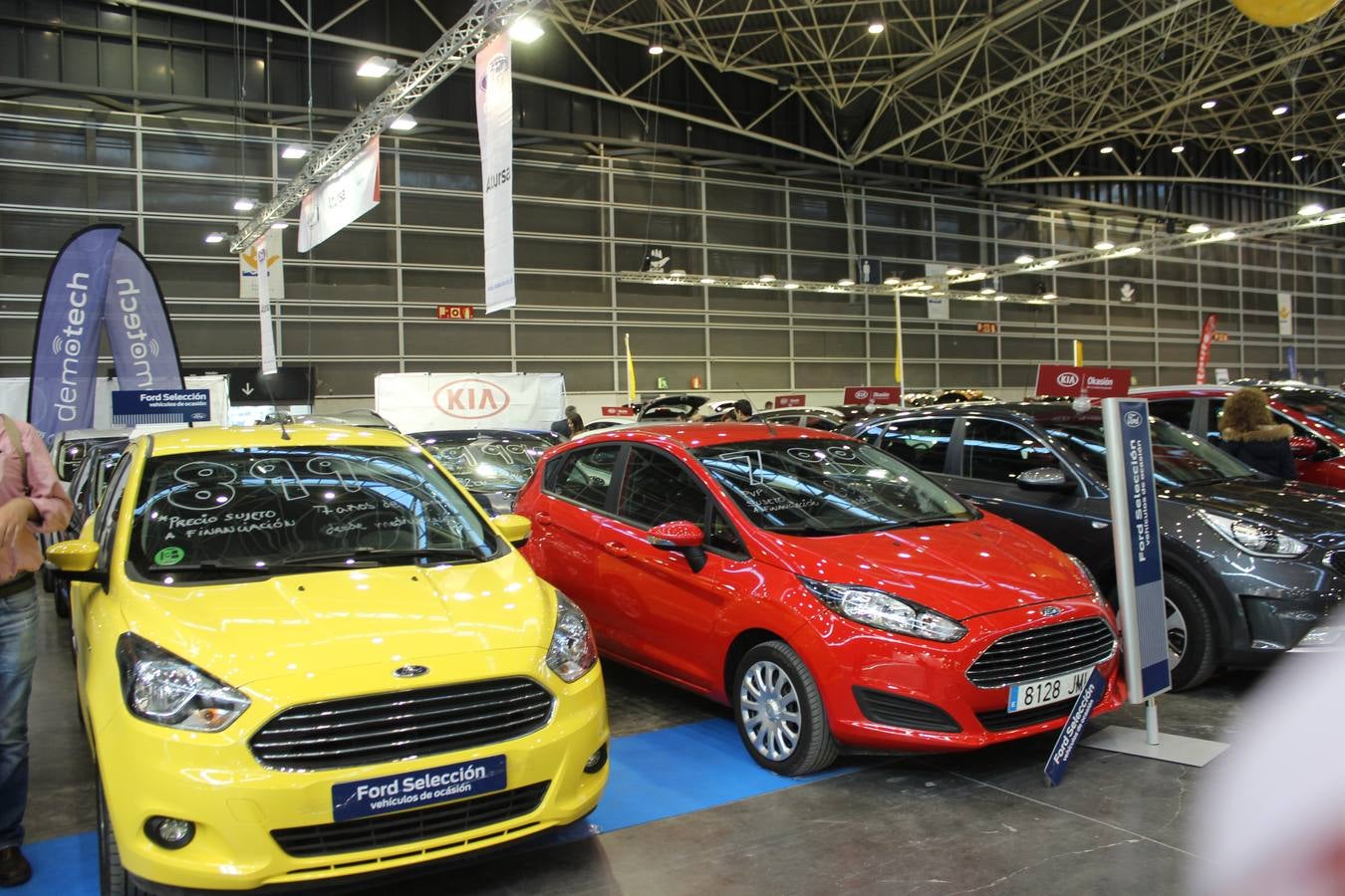 Feria Valencia celebra la 11ª. edición de la 'Feria del Vehículo Selección Ocasión', una cita que reúne hasta el próximo domingo, en el Nivel 3 del recinto ferial a 45 expositores y 26 marcas oficiales. Ofertan unos 1.500 vehículos con grandes descuentos; algunos coches de ocasión rebajados en más de 6.000 euros. 