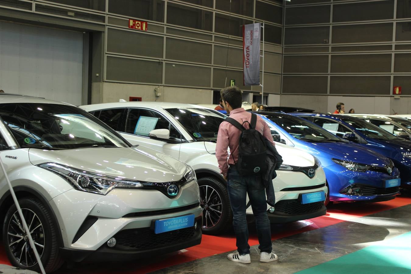 Feria Valencia celebra la 11ª. edición de la 'Feria del Vehículo Selección Ocasión', una cita que reúne hasta el próximo domingo, en el Nivel 3 del recinto ferial a 45 expositores y 26 marcas oficiales. Ofertan unos 1.500 vehículos con grandes descuentos; algunos coches de ocasión rebajados en más de 6.000 euros. 