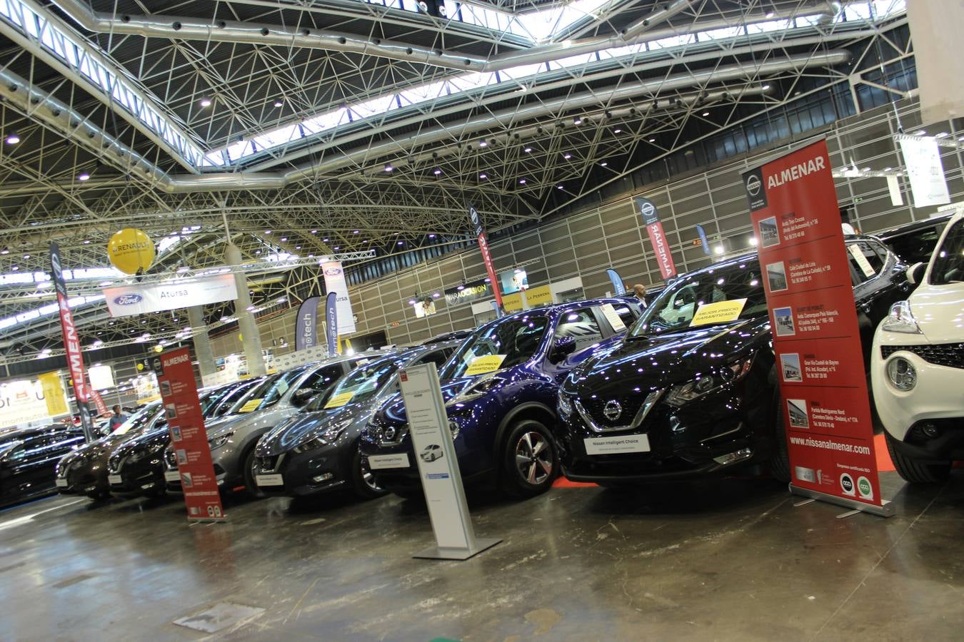 Feria Valencia celebra la 11ª. edición de la 'Feria del Vehículo Selección Ocasión', una cita que reúne hasta el próximo domingo, en el Nivel 3 del recinto ferial a 45 expositores y 26 marcas oficiales. Ofertan unos 1.500 vehículos con grandes descuentos; algunos coches de ocasión rebajados en más de 6.000 euros. 