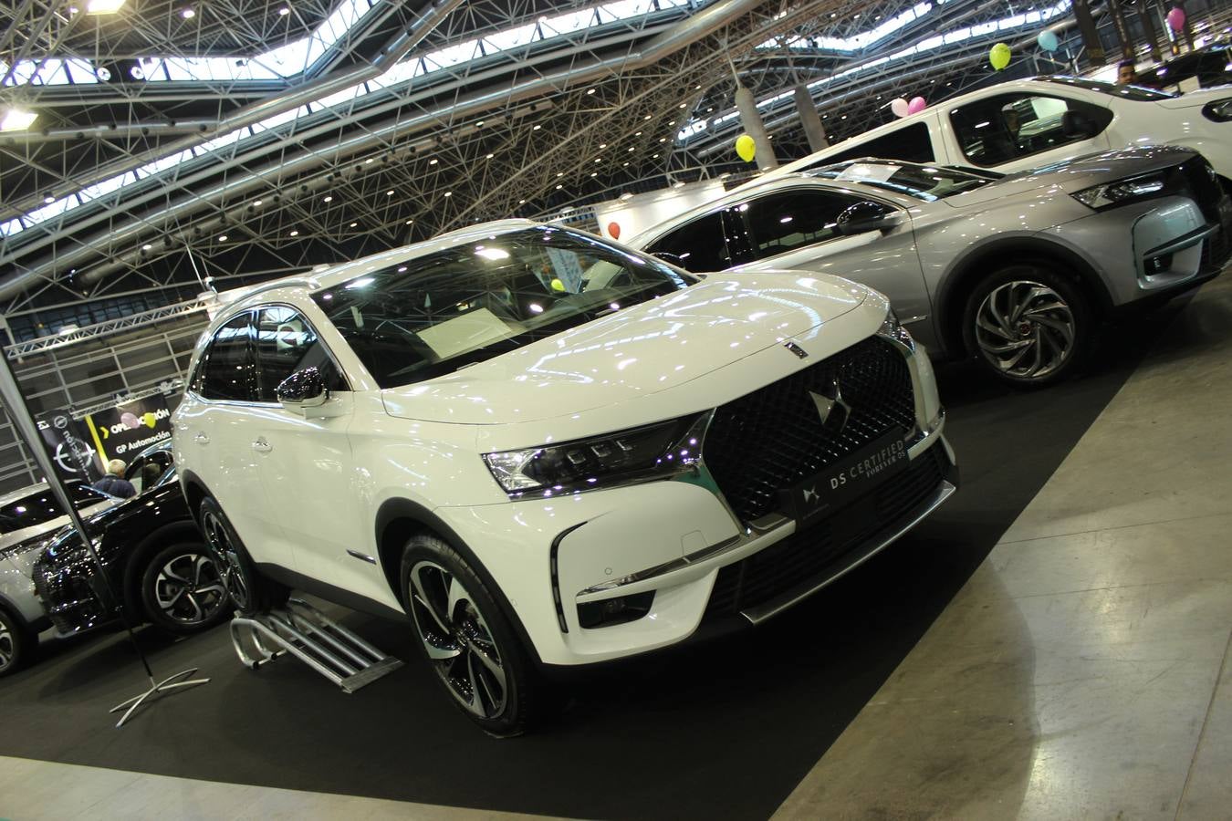 Feria Valencia celebra la 11ª. edición de la 'Feria del Vehículo Selección Ocasión', una cita que reúne hasta el próximo domingo, en el Nivel 3 del recinto ferial a 45 expositores y 26 marcas oficiales. Ofertan unos 1.500 vehículos con grandes descuentos; algunos coches de ocasión rebajados en más de 6.000 euros. 