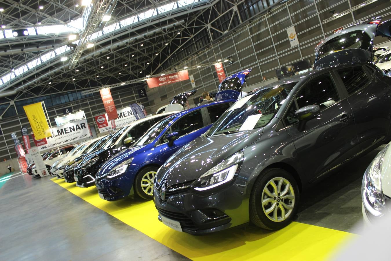 Feria Valencia celebra la 11ª. edición de la 'Feria del Vehículo Selección Ocasión', una cita que reúne hasta el próximo domingo, en el Nivel 3 del recinto ferial a 45 expositores y 26 marcas oficiales. Ofertan unos 1.500 vehículos con grandes descuentos; algunos coches de ocasión rebajados en más de 6.000 euros. 