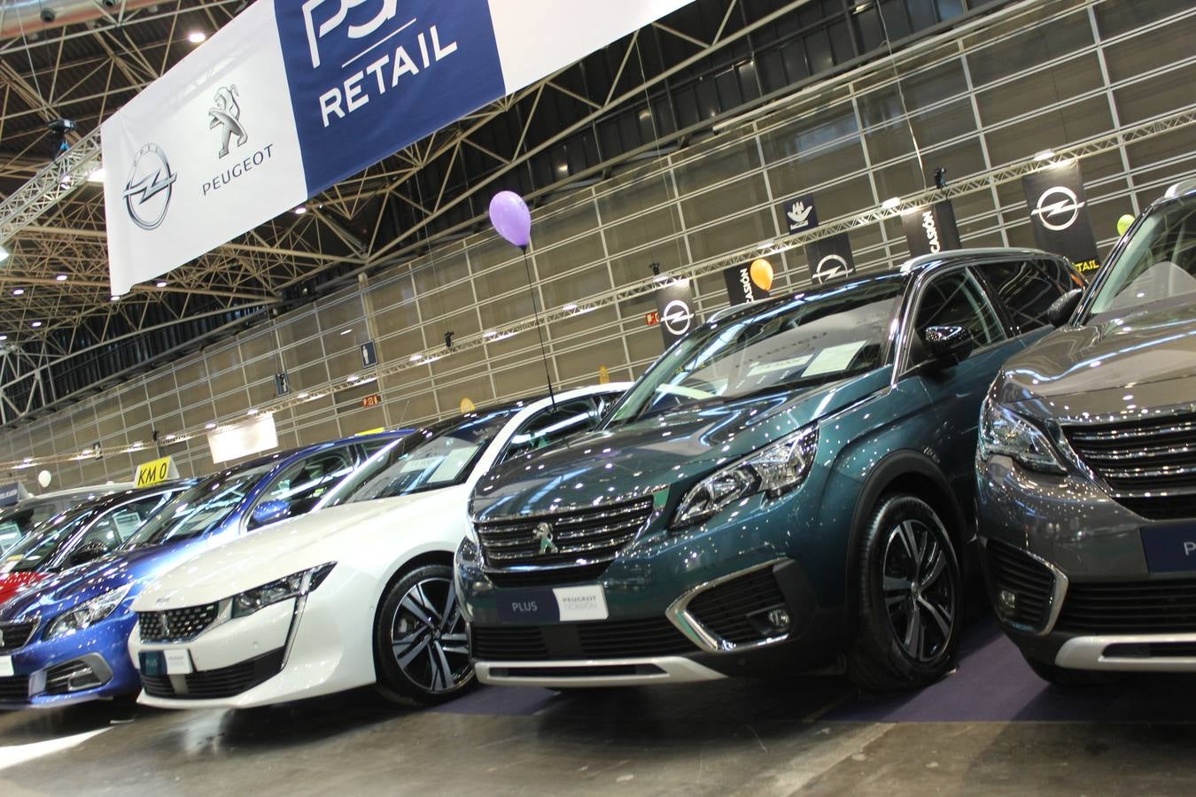 Feria Valencia celebra la 11ª. edición de la 'Feria del Vehículo Selección Ocasión', una cita que reúne hasta el próximo domingo, en el Nivel 3 del recinto ferial a 45 expositores y 26 marcas oficiales. Ofertan unos 1.500 vehículos con grandes descuentos; algunos coches de ocasión rebajados en más de 6.000 euros. 