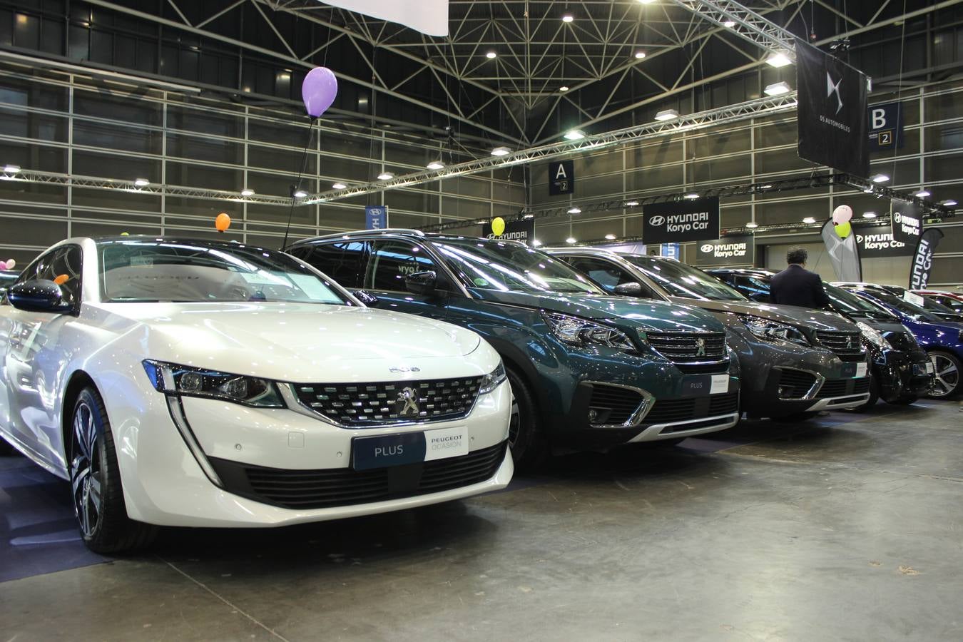 Feria Valencia celebra la 11ª. edición de la 'Feria del Vehículo Selección Ocasión', una cita que reúne hasta el próximo domingo, en el Nivel 3 del recinto ferial a 45 expositores y 26 marcas oficiales. Ofertan unos 1.500 vehículos con grandes descuentos; algunos coches de ocasión rebajados en más de 6.000 euros. 