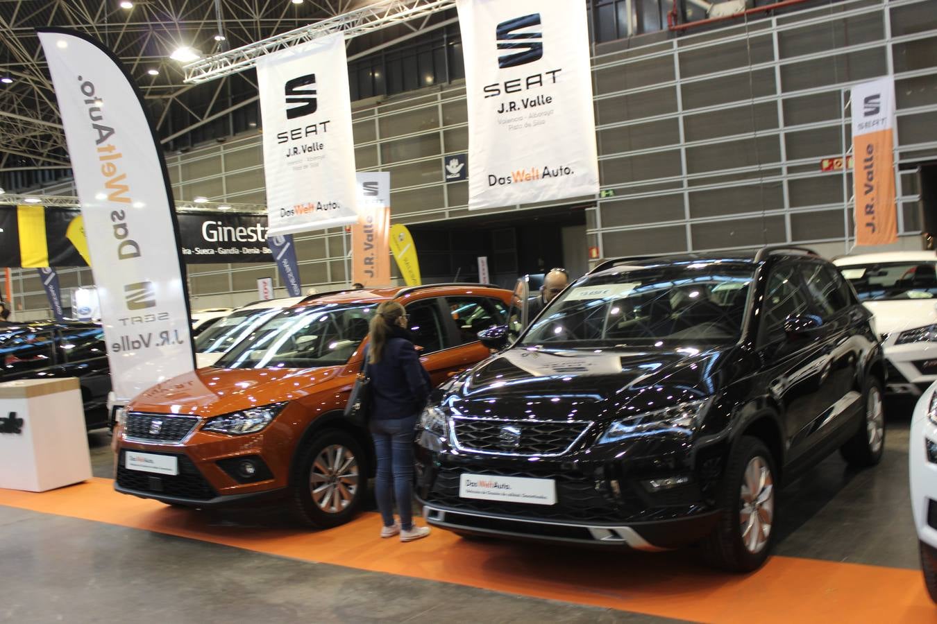 Feria Valencia celebra la 11ª. edición de la 'Feria del Vehículo Selección Ocasión', una cita que reúne hasta el próximo domingo, en el Nivel 3 del recinto ferial a 45 expositores y 26 marcas oficiales. Ofertan unos 1.500 vehículos con grandes descuentos; algunos coches de ocasión rebajados en más de 6.000 euros. 