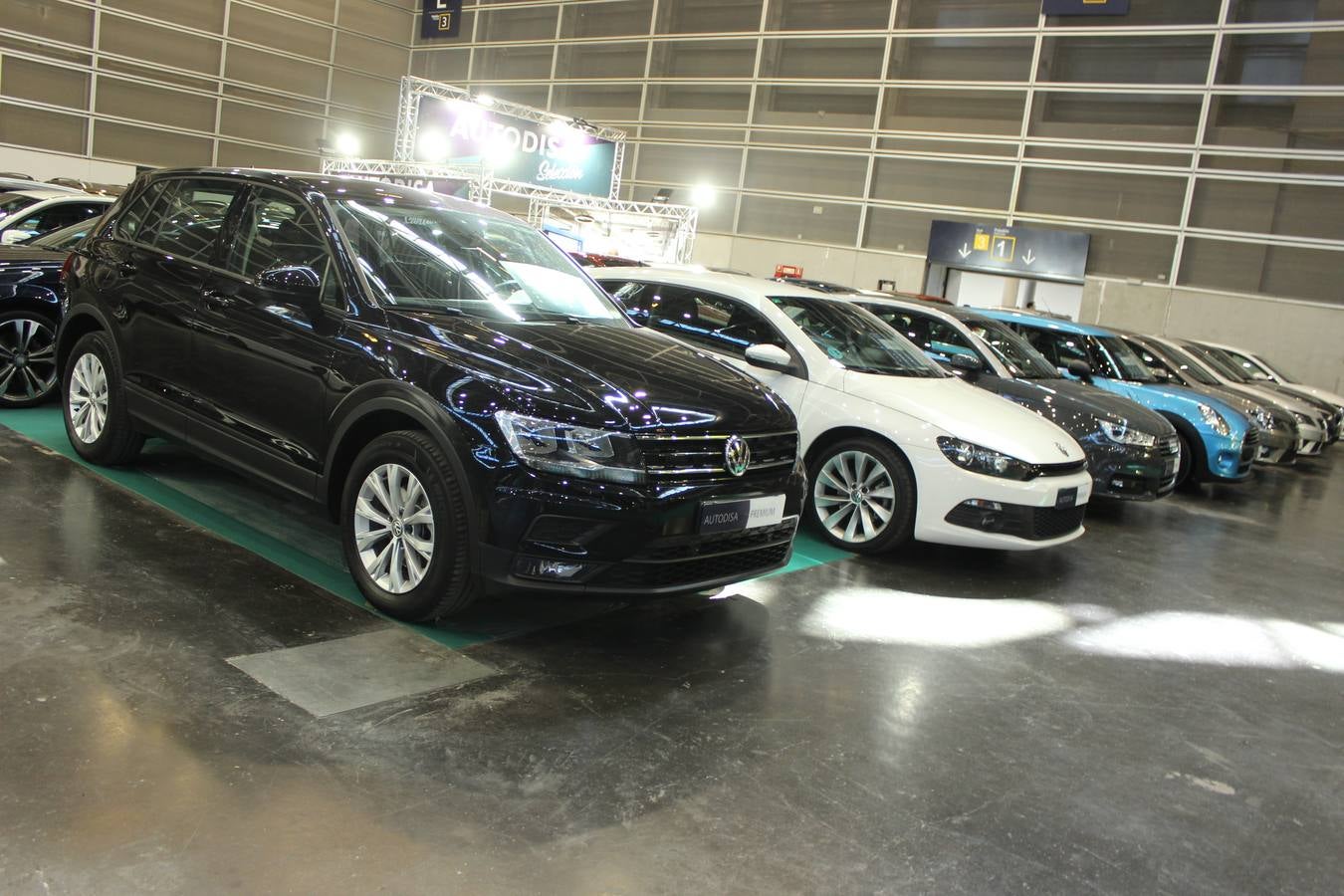 Feria Valencia celebra la 11ª. edición de la 'Feria del Vehículo Selección Ocasión', una cita que reúne hasta el próximo domingo, en el Nivel 3 del recinto ferial a 45 expositores y 26 marcas oficiales. Ofertan unos 1.500 vehículos con grandes descuentos; algunos coches de ocasión rebajados en más de 6.000 euros. 