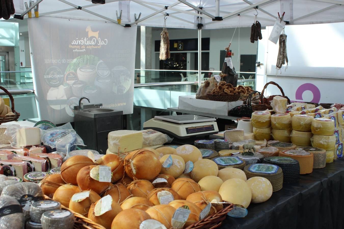 Feria Valencia celebra la 11ª. edición de la 'Feria del Vehículo Selección Ocasión', una cita que reúne hasta el próximo domingo, en el Nivel 3 del recinto ferial a 45 expositores y 26 marcas oficiales. Ofertan unos 1.500 vehículos con grandes descuentos; algunos coches de ocasión rebajados en más de 6.000 euros. 