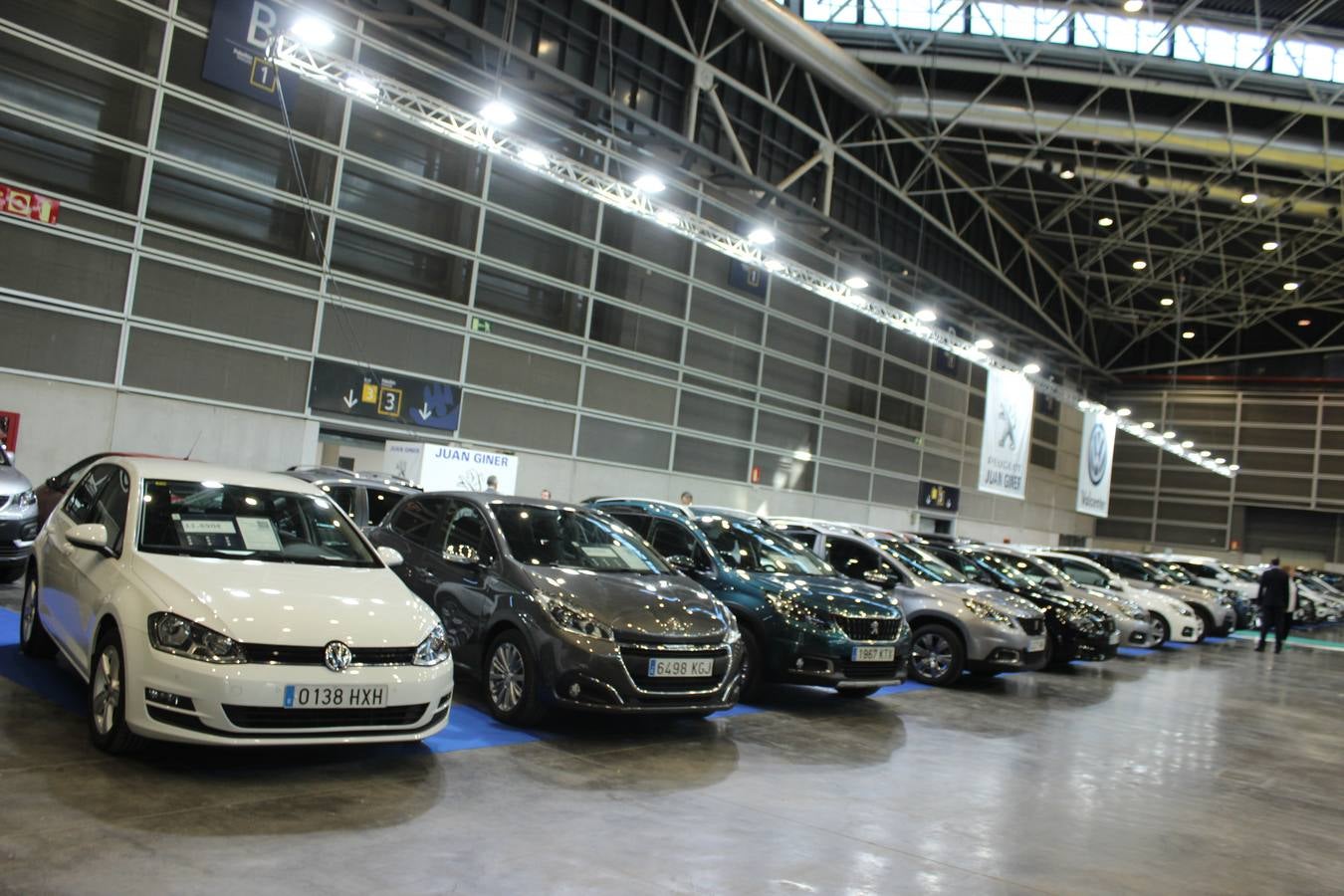 Feria Valencia celebra la 11ª. edición de la 'Feria del Vehículo Selección Ocasión', una cita que reúne hasta el próximo domingo, en el Nivel 3 del recinto ferial a 45 expositores y 26 marcas oficiales. Ofertan unos 1.500 vehículos con grandes descuentos; algunos coches de ocasión rebajados en más de 6.000 euros. 