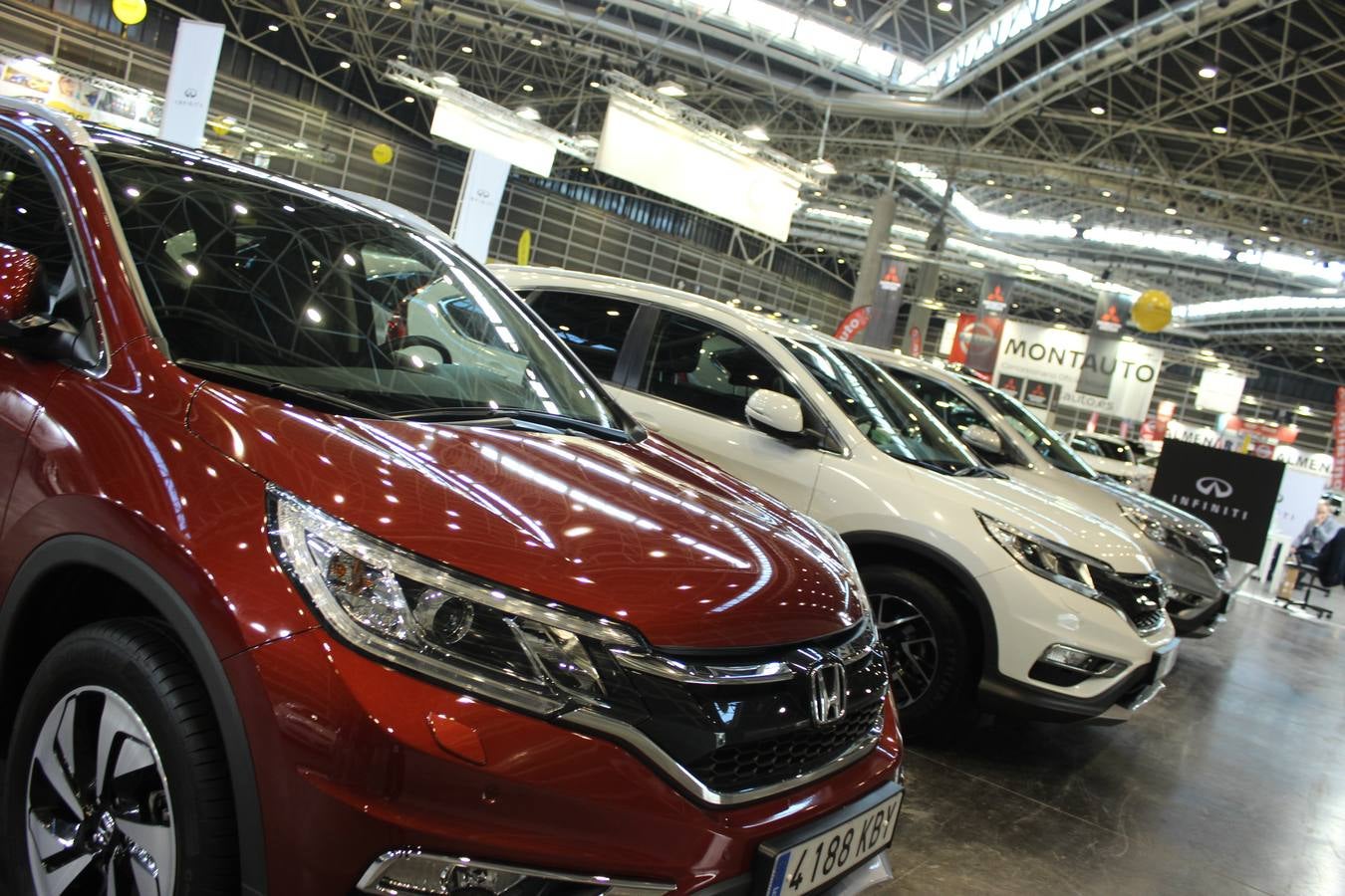 Feria Valencia celebra la 11ª. edición de la 'Feria del Vehículo Selección Ocasión', una cita que reúne hasta el próximo domingo, en el Nivel 3 del recinto ferial a 45 expositores y 26 marcas oficiales. Ofertan unos 1.500 vehículos con grandes descuentos; algunos coches de ocasión rebajados en más de 6.000 euros. 