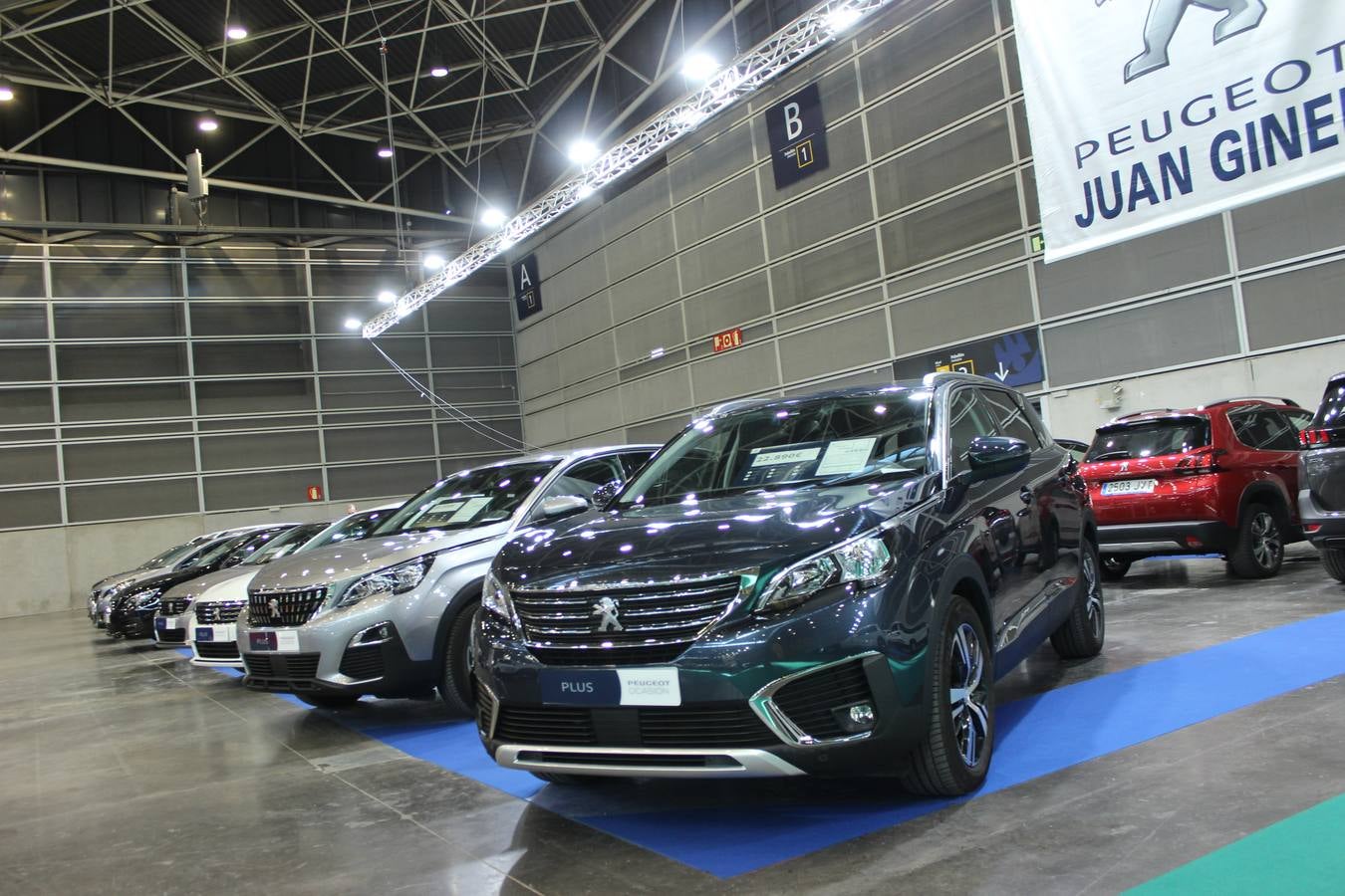 Feria Valencia celebra la 11ª. edición de la 'Feria del Vehículo Selección Ocasión', una cita que reúne hasta el próximo domingo, en el Nivel 3 del recinto ferial a 45 expositores y 26 marcas oficiales. Ofertan unos 1.500 vehículos con grandes descuentos; algunos coches de ocasión rebajados en más de 6.000 euros. 