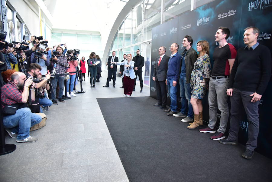 La locura de Harry Potter ya está prácticamente lista para su inauguración. 'Harry Potter: The exhibition' abre sus puertas a los fans del popular mago este sábado. En ella, los asistentes podrán descubrir los escenarios, objetos, personajes y, sobre todo, la magia, que envuelve al mundo creado por la escritora inglesa J. K. Rowling. El universo de Hogwarts estará en el Museo de las Ciencias de Valencia abierto al público hasta el 7 de julio y promete ser todo un éxito.