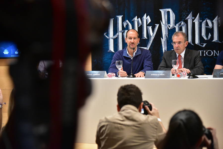 La locura de Harry Potter ya está prácticamente lista para su inauguración. 'Harry Potter: The exhibition' abre sus puertas a los fans del popular mago este sábado. En ella, los asistentes podrán descubrir los escenarios, objetos, personajes y, sobre todo, la magia, que envuelve al mundo creado por la escritora inglesa J. K. Rowling. El universo de Hogwarts estará en el Museo de las Ciencias de Valencia abierto al público hasta el 7 de julio y promete ser todo un éxito.