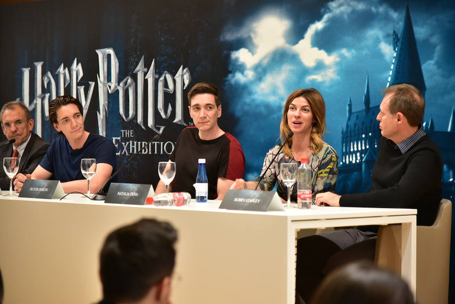 La locura de Harry Potter ya está prácticamente lista para su inauguración. 'Harry Potter: The exhibition' abre sus puertas a los fans del popular mago este sábado. En ella, los asistentes podrán descubrir los escenarios, objetos, personajes y, sobre todo, la magia, que envuelve al mundo creado por la escritora inglesa J. K. Rowling. El universo de Hogwarts estará en el Museo de las Ciencias de Valencia abierto al público hasta el 7 de julio y promete ser todo un éxito.