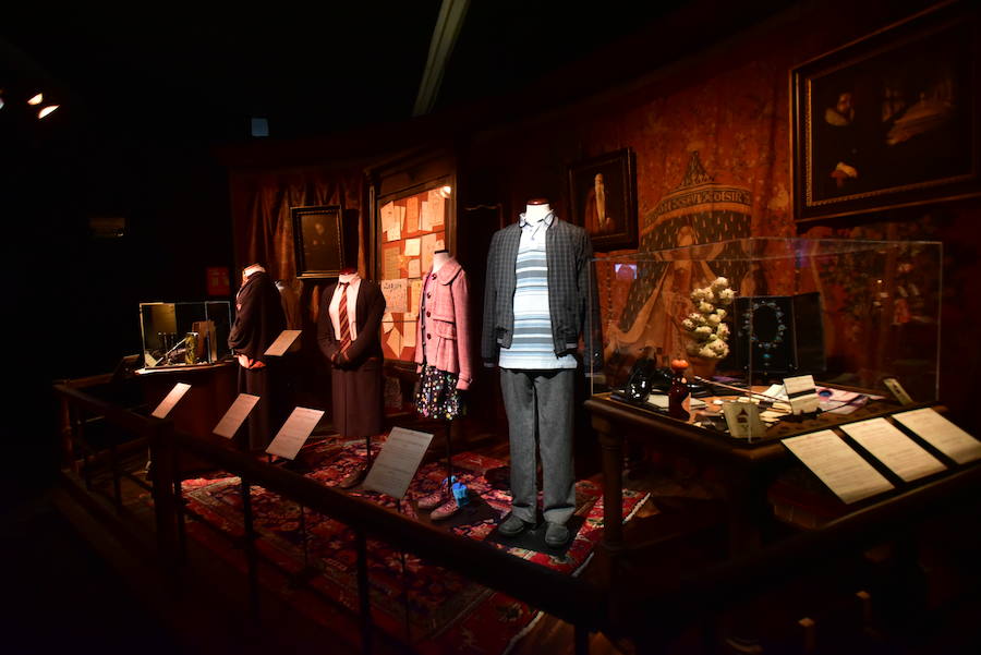 La locura de Harry Potter ya está prácticamente lista para su inauguración. 'Harry Potter: The exhibition' abre sus puertas a los fans del popular mago este sábado. En ella, los asistentes podrán descubrir los escenarios, objetos, personajes y, sobre todo, la magia, que envuelve al mundo creado por la escritora inglesa J. K. Rowling. El universo de Hogwarts estará en el Museo de las Ciencias de Valencia abierto al público hasta el 7 de julio y promete ser todo un éxito.