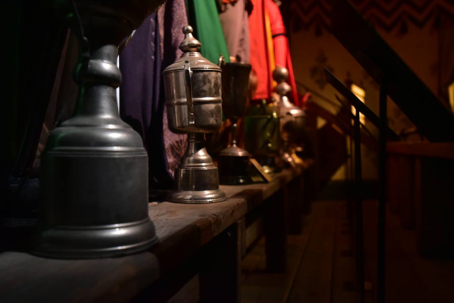 La locura de Harry Potter ya está prácticamente lista para su inauguración. 'Harry Potter: The exhibition' abre sus puertas a los fans del popular mago este sábado. En ella, los asistentes podrán descubrir los escenarios, objetos, personajes y, sobre todo, la magia, que envuelve al mundo creado por la escritora inglesa J. K. Rowling. El universo de Hogwarts estará en el Museo de las Ciencias de Valencia abierto al público hasta el 7 de julio y promete ser todo un éxito.