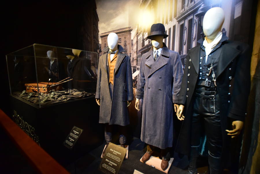 La locura de Harry Potter ya está prácticamente lista para su inauguración. 'Harry Potter: The exhibition' abre sus puertas a los fans del popular mago este sábado. En ella, los asistentes podrán descubrir los escenarios, objetos, personajes y, sobre todo, la magia, que envuelve al mundo creado por la escritora inglesa J. K. Rowling. El universo de Hogwarts estará en el Museo de las Ciencias de Valencia abierto al público hasta el 7 de julio y promete ser todo un éxito.