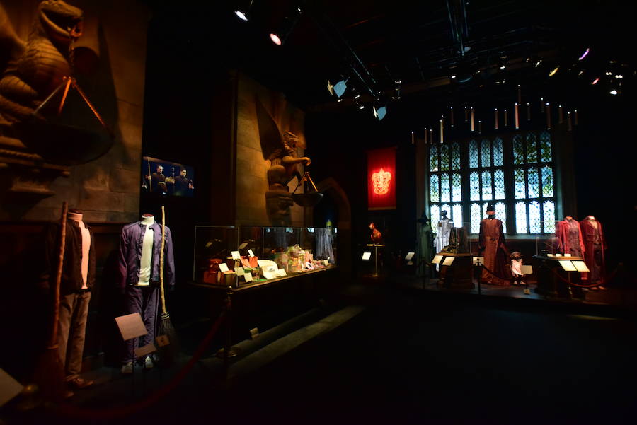 La locura de Harry Potter ya está prácticamente lista para su inauguración. 'Harry Potter: The exhibition' abre sus puertas a los fans del popular mago este sábado. En ella, los asistentes podrán descubrir los escenarios, objetos, personajes y, sobre todo, la magia, que envuelve al mundo creado por la escritora inglesa J. K. Rowling. El universo de Hogwarts estará en el Museo de las Ciencias de Valencia abierto al público hasta el 7 de julio y promete ser todo un éxito.