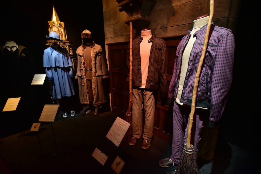 La locura de Harry Potter ya está prácticamente lista para su inauguración. 'Harry Potter: The exhibition' abre sus puertas a los fans del popular mago este sábado. En ella, los asistentes podrán descubrir los escenarios, objetos, personajes y, sobre todo, la magia, que envuelve al mundo creado por la escritora inglesa J. K. Rowling. El universo de Hogwarts estará en el Museo de las Ciencias de Valencia abierto al público hasta el 7 de julio y promete ser todo un éxito.