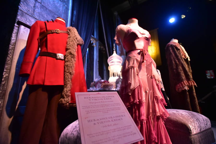 La locura de Harry Potter ya está prácticamente lista para su inauguración. 'Harry Potter: The exhibition' abre sus puertas a los fans del popular mago este sábado. En ella, los asistentes podrán descubrir los escenarios, objetos, personajes y, sobre todo, la magia, que envuelve al mundo creado por la escritora inglesa J. K. Rowling. El universo de Hogwarts estará en el Museo de las Ciencias de Valencia abierto al público hasta el 7 de julio y promete ser todo un éxito.