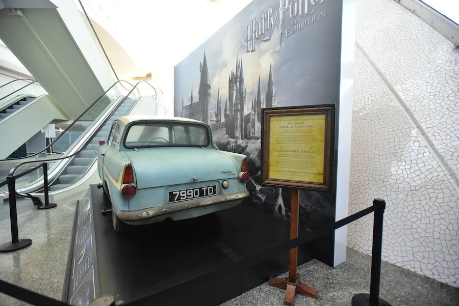 La locura de Harry Potter ya está prácticamente lista para su inauguración. 'Harry Potter: The exhibition' abre sus puertas a los fans del popular mago este sábado. En ella, los asistentes podrán descubrir los escenarios, objetos, personajes y, sobre todo, la magia, que envuelve al mundo creado por la escritora inglesa J. K. Rowling. El universo de Hogwarts estará en el Museo de las Ciencias de Valencia abierto al público hasta el 7 de julio y promete ser todo un éxito.