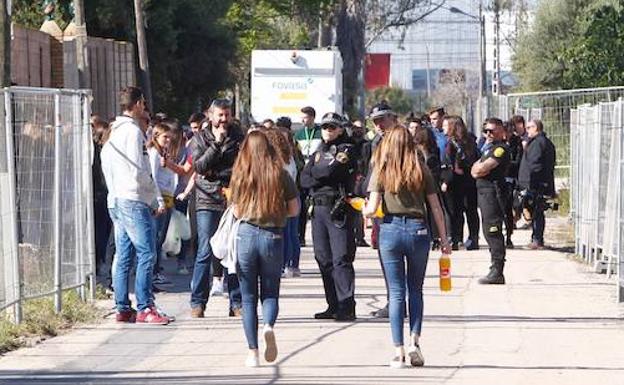 Los primeros jóvenes llegan al festival. 