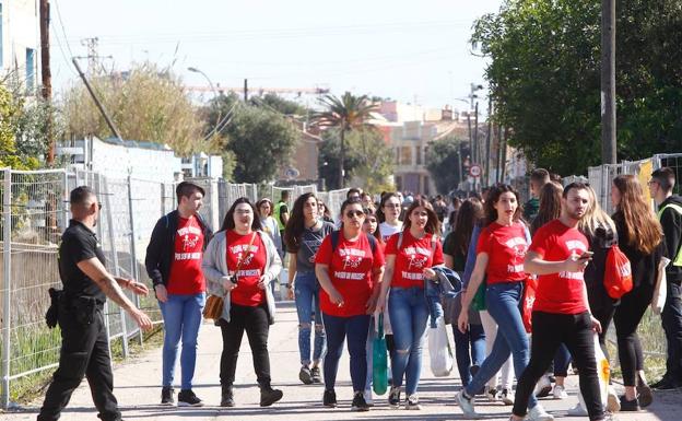 Asistentes llegando al recinto de las Paellas Universitarias 2019.