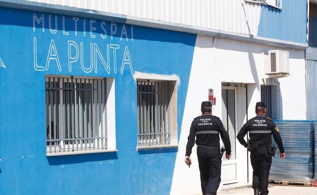 Policía Local de Valencia acude a las oficinas del Multiespacio La Punta durante la celebración del evento. 