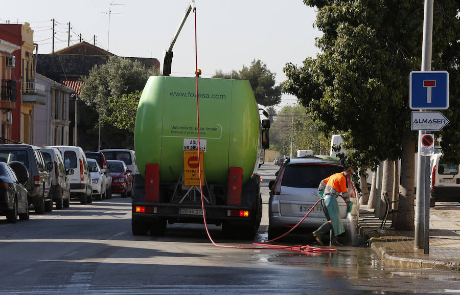 El recinto en el que ayer se congregaron cerca de 20.000 jóvenes ha despertado hoy con miles de botellas y bolsas de plástico en el suelo. Los operarios de la organización trabajaban para retirar toda la cantidad de basura que se extendía a los caminos de acceso al lugar en el que se celebraron las paellas universitarias. Incluso alguna acequia cercana también presentaba botellas y bolsas en sus aguas.