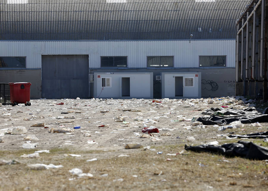 El recinto en el que ayer se congregaron cerca de 20.000 jóvenes ha despertado hoy con miles de botellas y bolsas de plástico en el suelo. Los operarios de la organización trabajaban para retirar toda la cantidad de basura que se extendía a los caminos de acceso al lugar en el que se celebraron las paellas universitarias. Incluso alguna acequia cercana también presentaba botellas y bolsas en sus aguas.