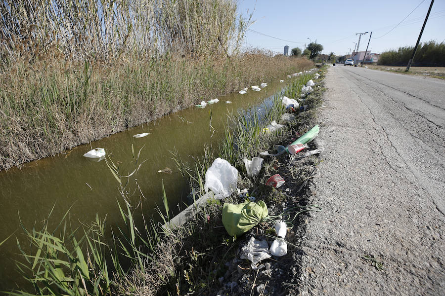 El recinto en el que ayer se congregaron cerca de 20.000 jóvenes ha despertado hoy con miles de botellas y bolsas de plástico en el suelo. Los operarios de la organización trabajaban para retirar toda la cantidad de basura que se extendía a los caminos de acceso al lugar en el que se celebraron las paellas universitarias. Incluso alguna acequia cercana también presentaba botellas y bolsas en sus aguas.