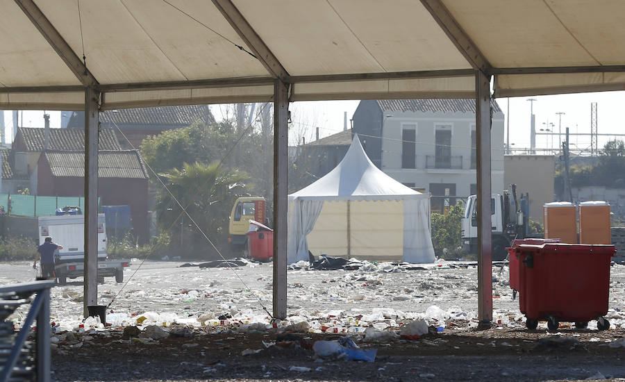 El recinto en el que ayer se congregaron cerca de 20.000 jóvenes ha despertado hoy con miles de botellas y bolsas de plástico en el suelo. Los operarios de la organización trabajaban para retirar toda la cantidad de basura que se extendía a los caminos de acceso al lugar en el que se celebraron las paellas universitarias. Incluso alguna acequia cercana también presentaba botellas y bolsas en sus aguas.