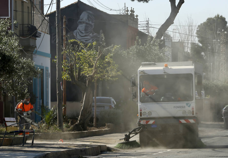 El recinto en el que ayer se congregaron cerca de 20.000 jóvenes ha despertado hoy con miles de botellas y bolsas de plástico en el suelo. Los operarios de la organización trabajaban para retirar toda la cantidad de basura que se extendía a los caminos de acceso al lugar en el que se celebraron las paellas universitarias. Incluso alguna acequia cercana también presentaba botellas y bolsas en sus aguas.