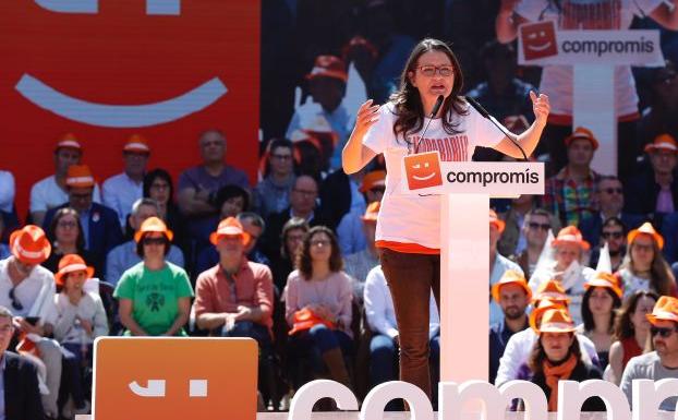 Mónica Oltra, durante su intervención en el acto de Compromís ante el Palaud e la Música de Valencia.