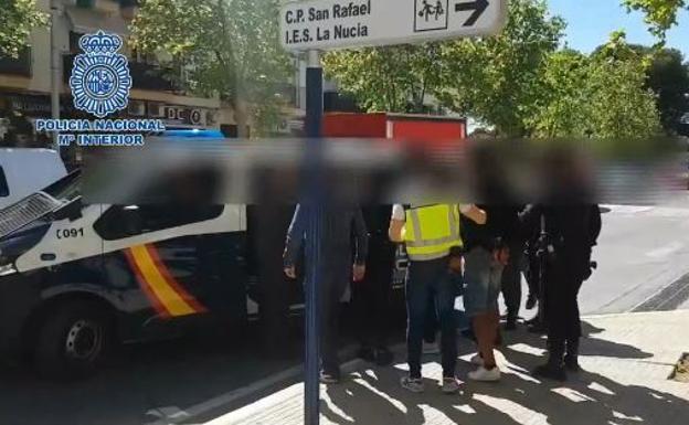 Sucesos en Alicante | Extorsionan a un empresario valenciano y le agreden en la puerta de su casa