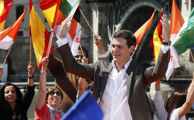 Rivera, durante el acto de campaña de las elecciones generales en el muelle de la Sal de Sevilla. 